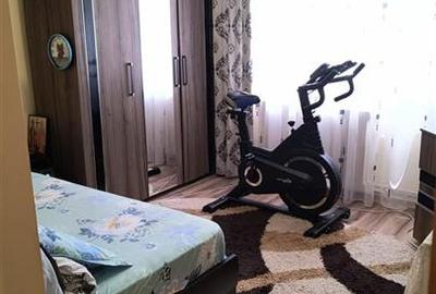 Apartament cu 3 camere decomandat, mobilat în Nicolina
