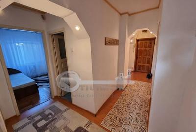 Apartament cu 3 camere decomandat în Podu Roș