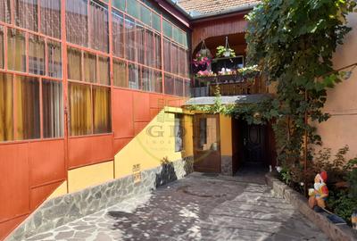 Casă individuală cu 5 camere în Mândra