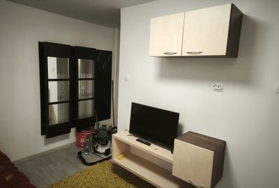 Apartament cu 2 camere nedecomandat în Podu Roș
