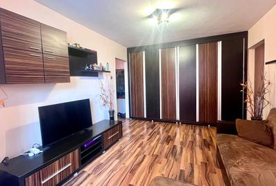Apartament cu 3 camere semidecomandat în Vlahuță