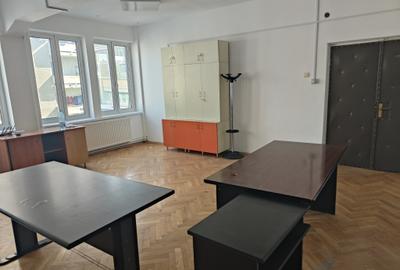 Astra zona Ciucaș Birou 35 mp etaj 1,renovat parcare utilități incluse - 1