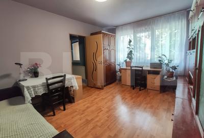 Apartament cu 3 camere semidecomandat, mobilat în Micro 15