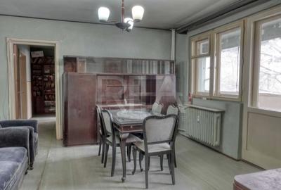 Apartament cu 3 camere semidecomandat în Gorjului