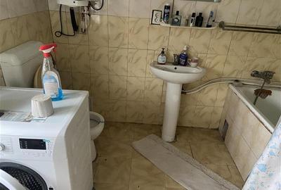 Casa formata din 2 corpuri de vanzare in sat Maluri , comuna Vulturu ,suprafata - 10