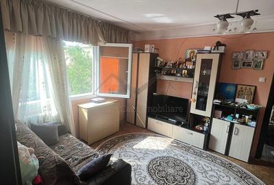 Apartament cu 3 camere semidecomandat în Podu Roș