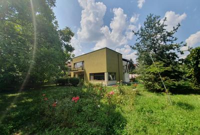 Casă cu 4 camere în Băneasa