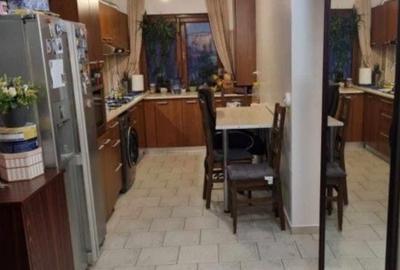 Apartament cu 3 camere decomandat în Podu Roș
