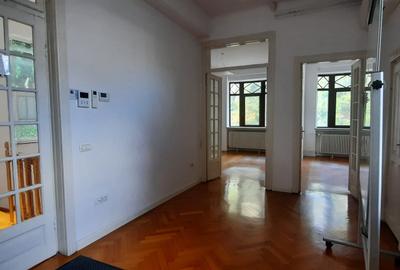 Casă cu 9 camere în P-ța Unirii