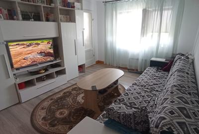 Apartament cu 3 camere semidecomandat, mobilat în Podu Roș