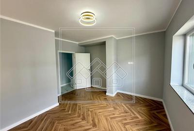 Apartament cu 3 camere semidecomandat în Cristian