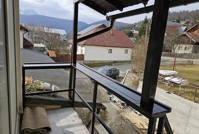 De închiriat apartament cu 3 camere la et 1 si o garsoniera la parter,imobil cas - 4