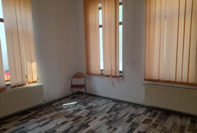 STEFAN CEL MARE  2 CAMERE  LA CURTE   PENTRU  BIROURI - 5