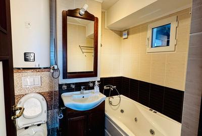 Apartament cu 3 camere decomandat, mobilat în P-ța Victoriei
