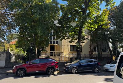 Apartament cu 6 camere semidecomandat în Capitale