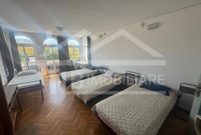 Casă cu 12 camere în Corunca
