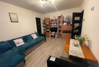 Apartament cu 3 camere semidecomandat, mobilat în Craiovița Nouă