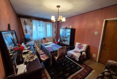 Apartament cu 3 camere decomandat în 1 Mai
