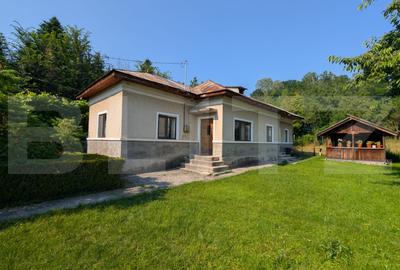 Casă individuală cu 3 camere în Pucioasa