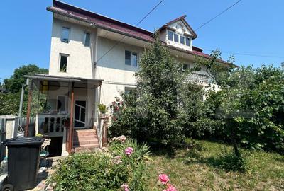 Casă individuală cu 10 camere în Central