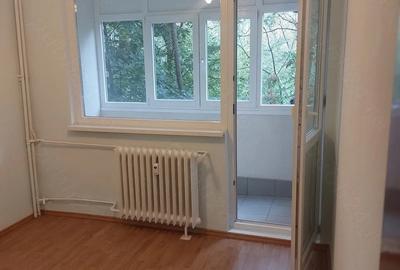 Apartament cu 4 camere semidecomandat în Drumul Taberei