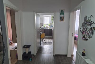Apartament cu 2 camere decomandat în Tractorul