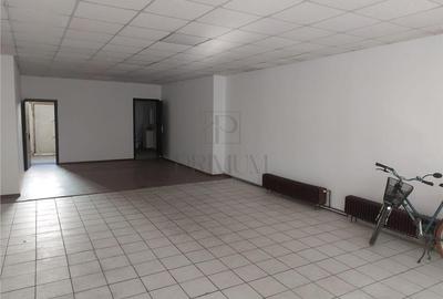 Spatiu comercial cu vitrine mari - Semicentral - 3