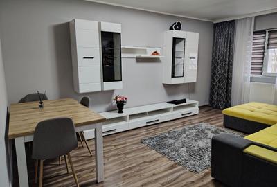 Apartament cu 3 camere decomandat, mobilat în Micro 13