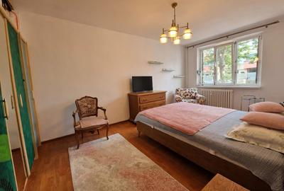 Apartament cu 3 camere semidecomandat, mobilat în Tei