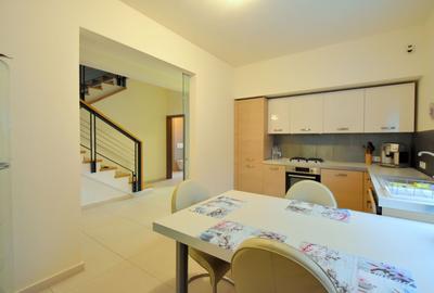 Casa cocheta pentru familii moderne - strada privata - 9
