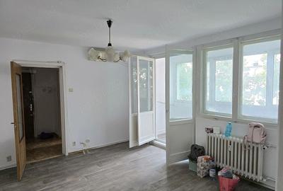 Apartament cu 3 camere semidecomandat în Gorjului