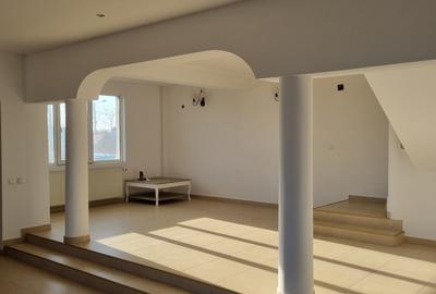 Casă individuală cu 5 camere în Central