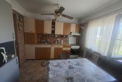 Apartament cu 3 camere decomandat, mobilat în Vitan