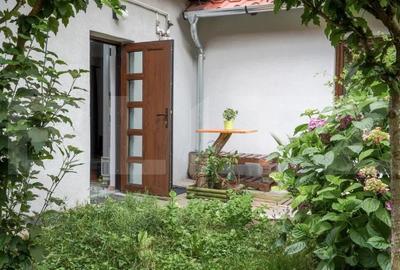 Apartament cu 2 camere semidecomandat, mobilat în Central