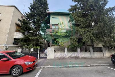 Casă individuală cu 10 camere în Calea Călărașilor