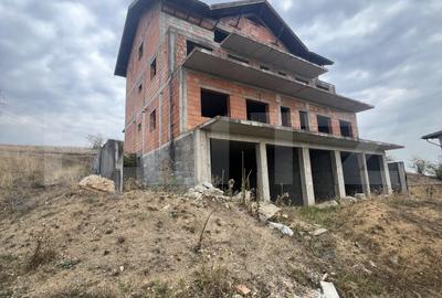 Casă individuală cu 18 camere în Sâncraiu de Mureș