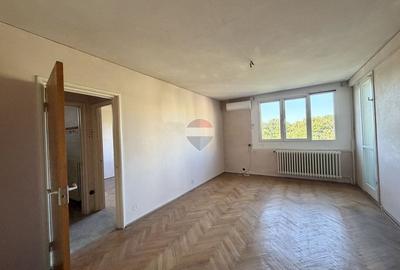 Apartament cu 4 camere semidecomandat în Titan
