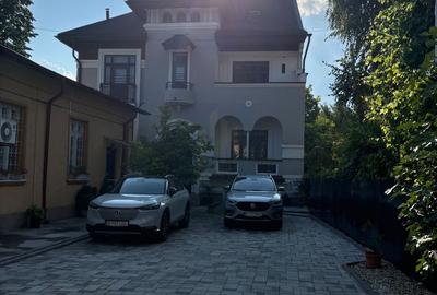 Casă individuală cu 9 camere în Dacia