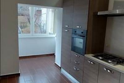 Apartament cu 3 camere decomandat, mobilat în Răcădău