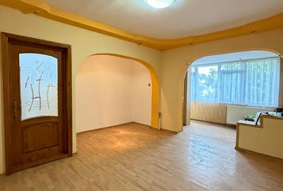 Apartament cu 3 camere decomandat în Micro 13