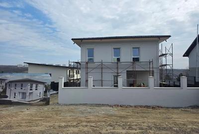 Casă cu 4 camere în Valea Lupului