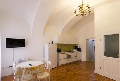 Apartament cu 2 camere semidecomandat, mobilat în Ultracentral