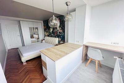 Apartament cu 3 camere semidecomandat, mobilat în Central