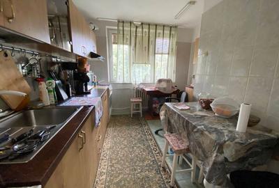 Apartament cu 3 camere semidecomandat, mobilat în Dristor