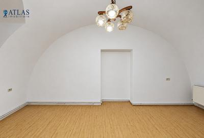 Piata Sfatului, 41 mp., ideal regim hotelier, de renovat la interior, acces usor - 8
