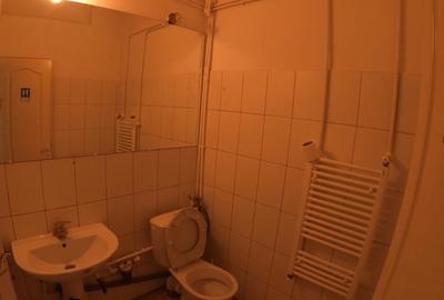 Spatiu comercial central cu vitrina generoasa din sticla - 9