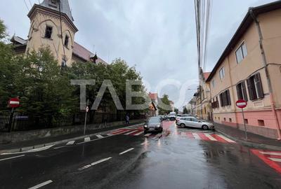 Apartament cu 3 camere semidecomandat, mobilat în Central