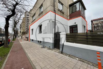 Apartament cu 3 camere semidecomandat, mobilat în Central