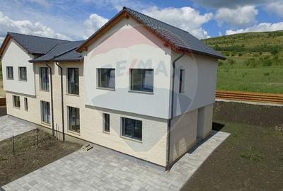 Duplex FINISAT, arhitectura moderna, 400mp teren,comision 0 - 1