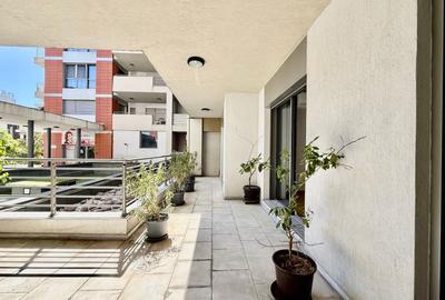 Apartament cu 5 camere semidecomandat în Băneasa